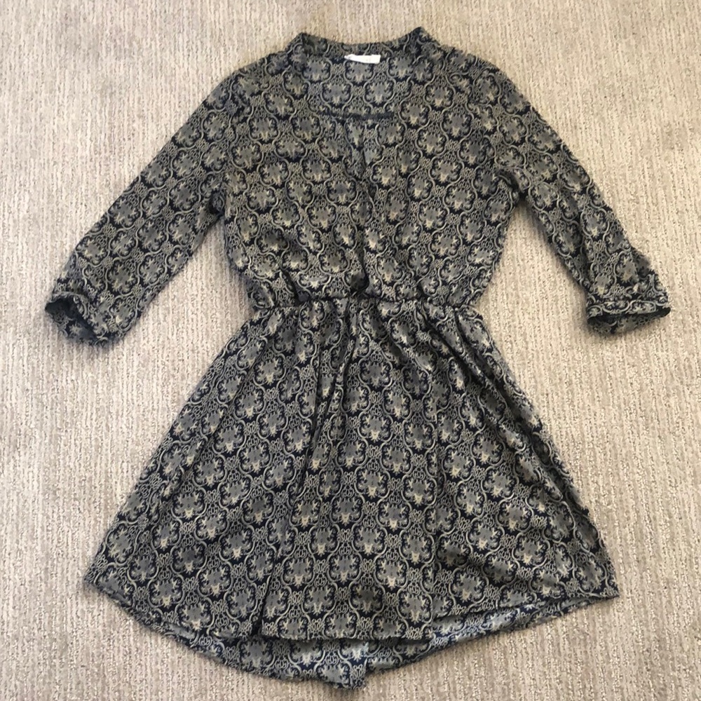 V-neck patterned dress with sleeves
